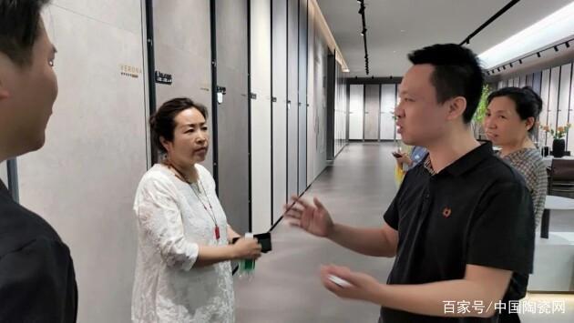 恒福瓷砖营销总经理范瑜(左4)热情接待了中国建筑装饰协会材料应用分